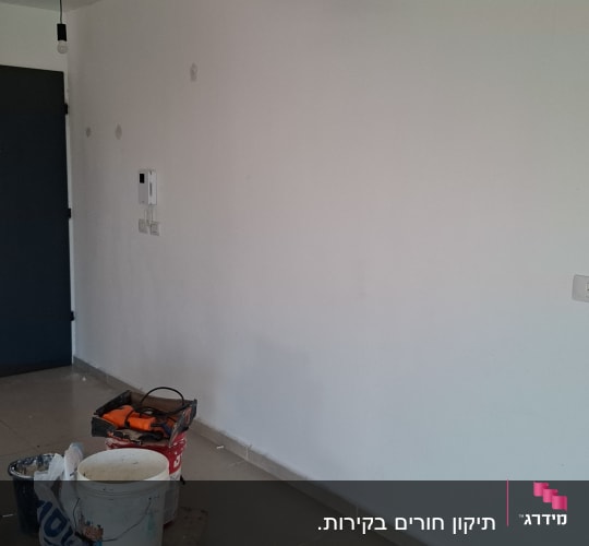 כלי עבודה וחומרים על רצפה בחדר ריק